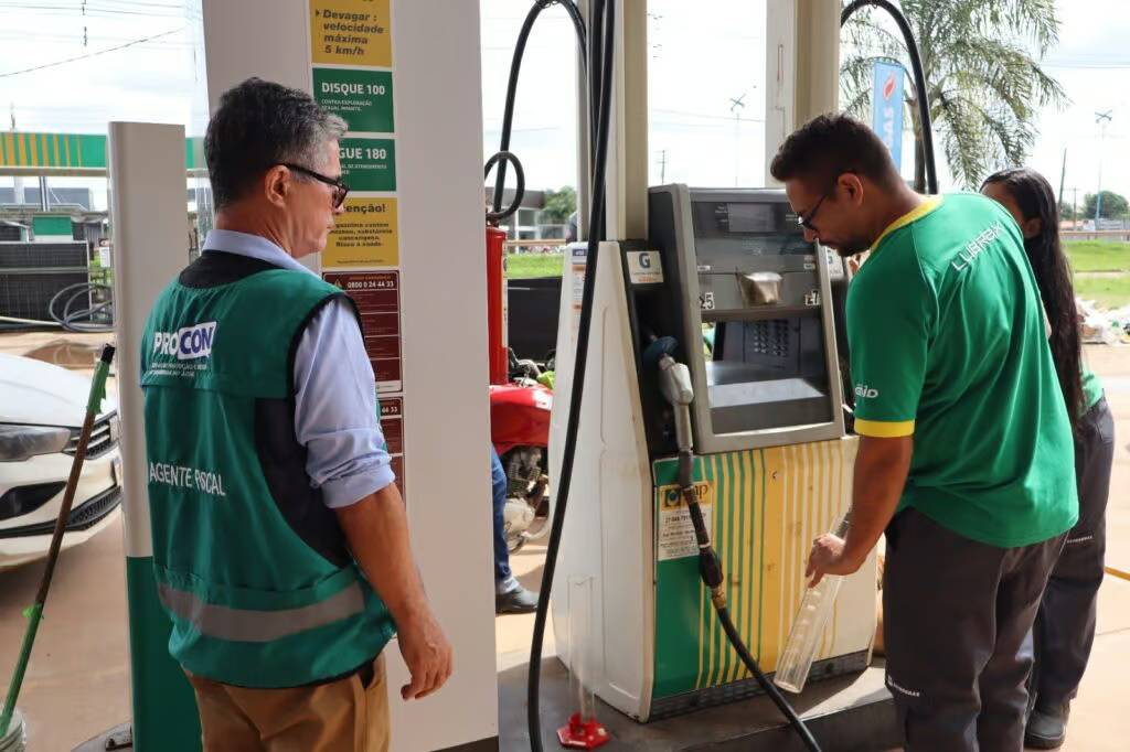 procon-autua-20-estabelecimentos-apos-inspecao-em-bombas-de-combustivel
