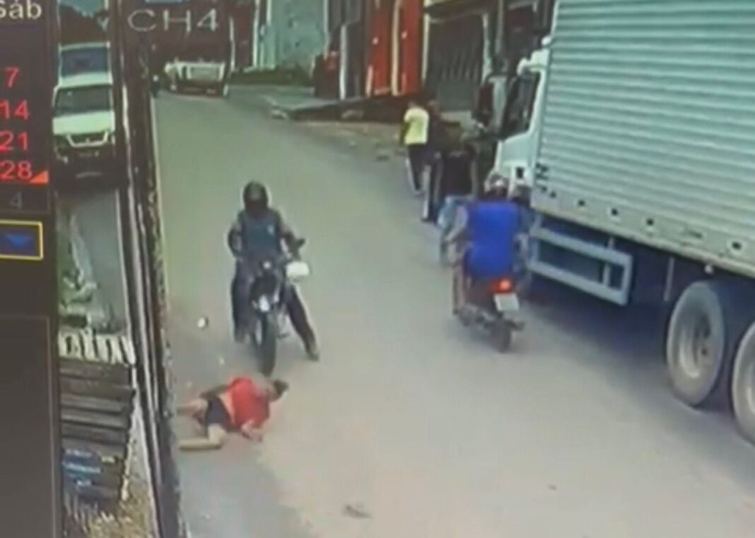 pedestre-e-atingido-por-moto-ao-atravessar-rua-repentinamente-no-interior-do-acre