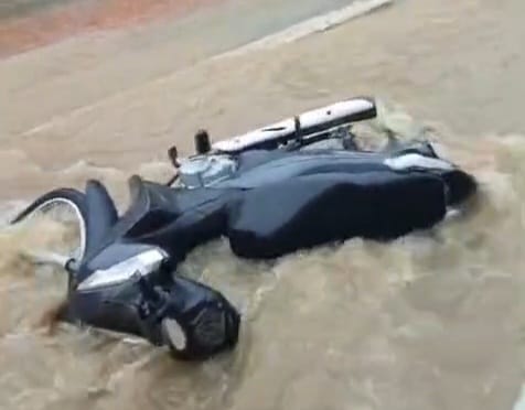 forte-chuva-alaga-ruas-do-centro-de-cruzeiro-do-sul