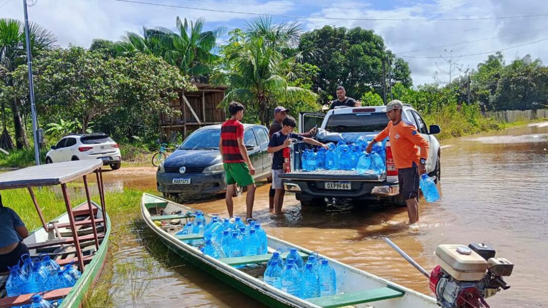 distribuicao-de-agua-mineral-atende-familias-atingidas-pela-cheia-do-rio-jurua-em-cruzeiro-do-sul