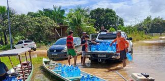 distribuicao-de-agua-mineral-atende-familias-atingidas-pela-cheia-do-rio-jurua-em-cruzeiro-do-sul