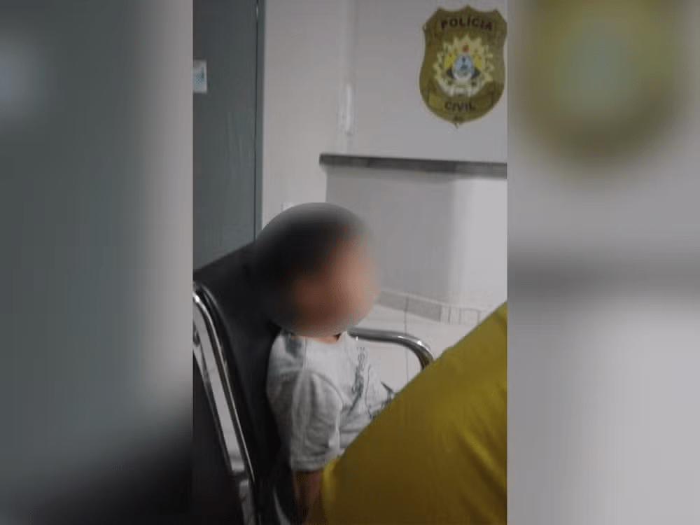 mae-diz-que-crianca-de-7-anos-foi-mantida-mais-de-2h-em-delegacia-no-ac:-‘nunca-tinha-pegado-nada-de-ninguem’