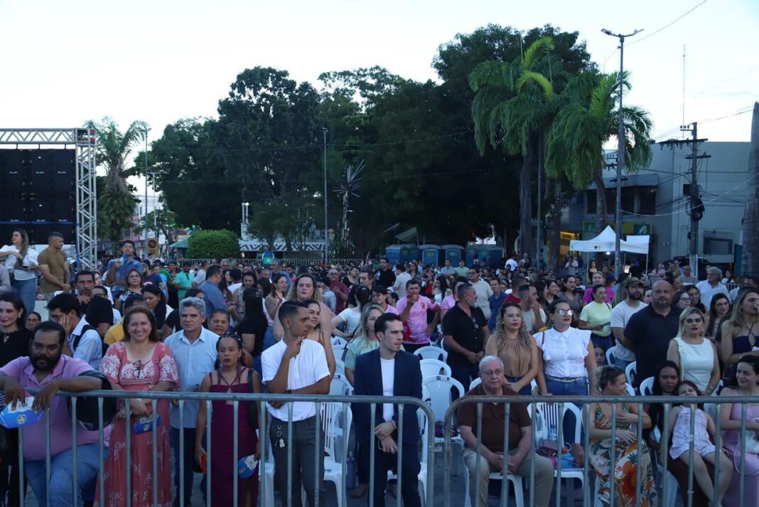 populacao-acompanha-cerimonia-de-transmissao-de-cargo-entre-gladson-cameli-e-mailza-assis