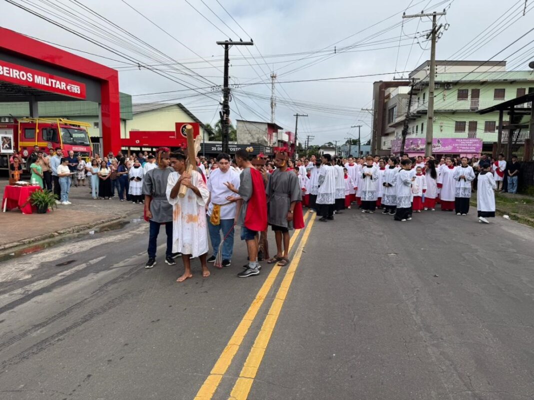 fe-e-devocao-marcam-a-via-sacra-na-sexta-feira-da-paixao-em-cruzeiro-do-sul