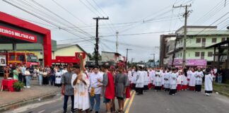 fe-e-devocao-marcam-a-via-sacra-na-sexta-feira-da-paixao-em-cruzeiro-do-sul