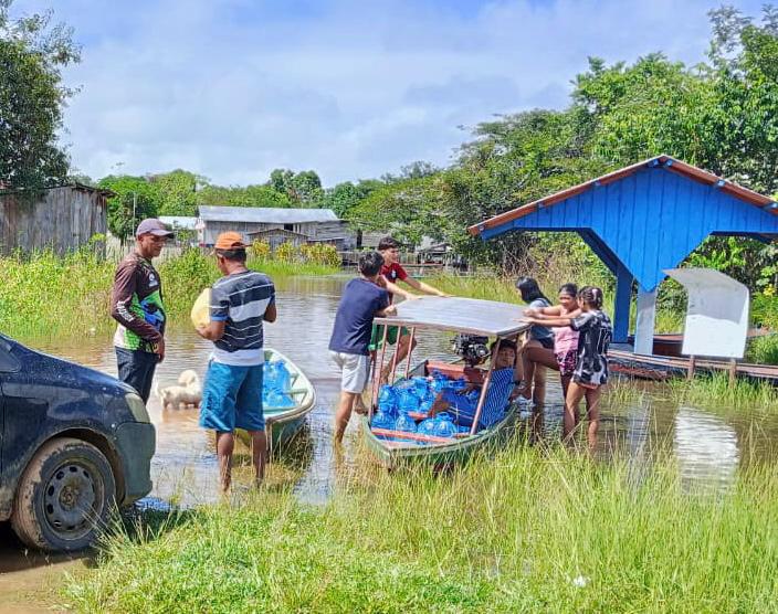prefeitura-de-cruzeiro-do-sul-distribuira-mais-de-2-mil-galoes-de-agua-mineral-nesta-sexta-feira-para-familias-atingidas-pela-cheia-do-rio-jurua