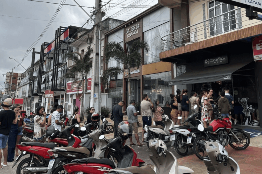 fila-se-forma-em-loja-de-ovos-de-pascoa-em-cruzeiro-do-sul