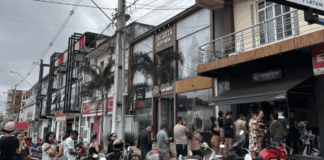 240696-fila-se-forma-em-loja-de-ovos-de-pascoa-em-cruzeiro-do-sul