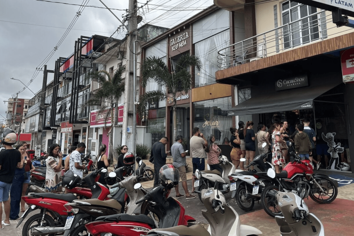 fila-se-forma-em-loja-de-ovos-de-pascoa-em-cruzeiro-do-sul