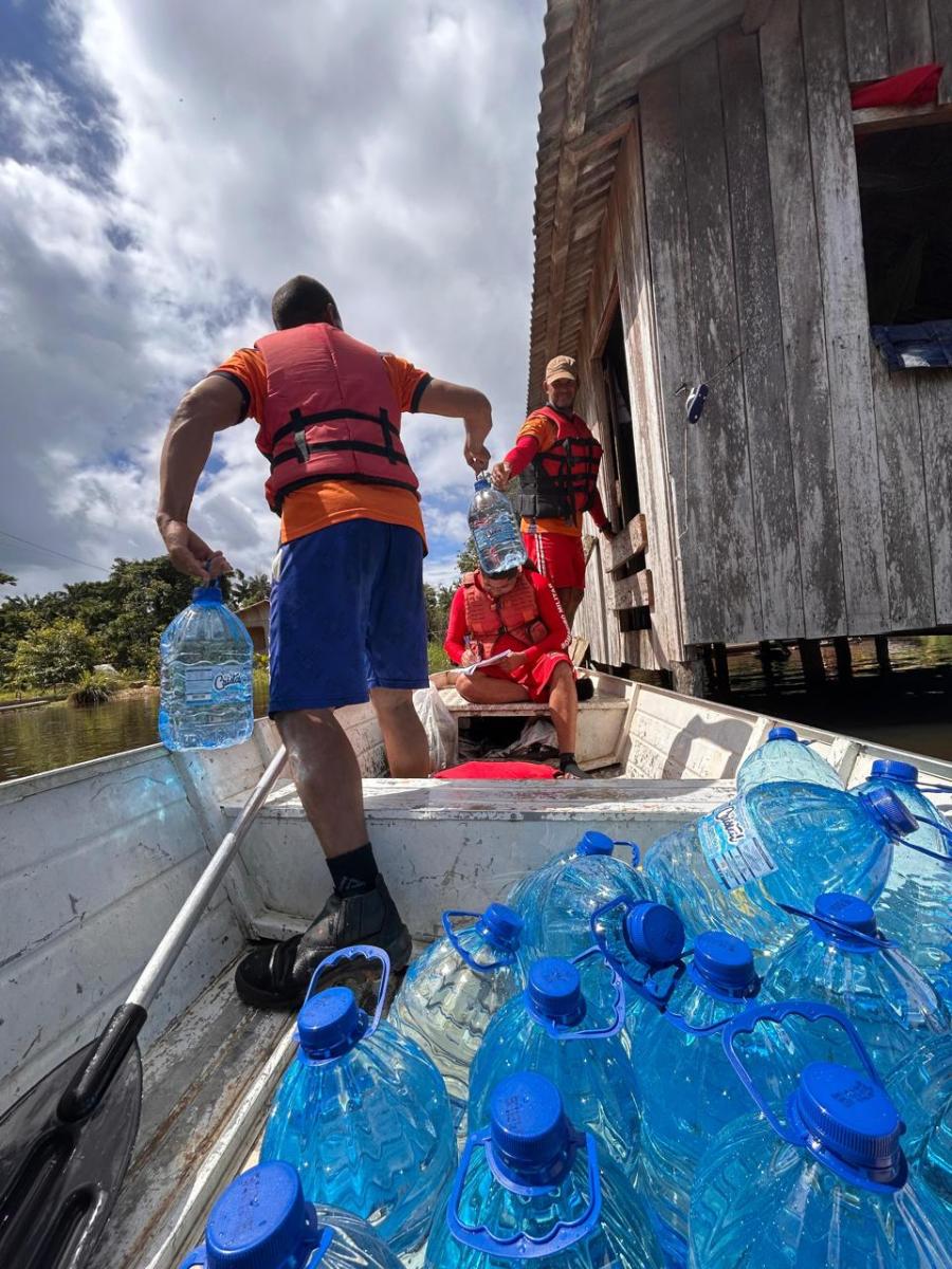 distribuicao-de-agua-mineral-e-acoes-de-apoio-continuam-para-familias-afetadas-pela-cheia-do-rio-jurua-em-cruzeiro-do-sul