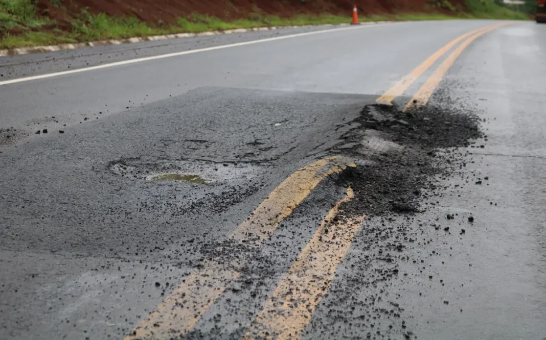 BR 364 Acre buracos causando acidente e risco na rodovia estadual