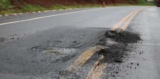 BR 364 Acre buracos causando acidente e risco na rodovia estadual