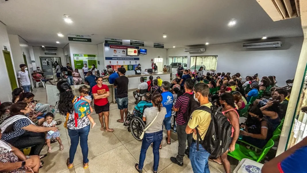 Crianças aguardando atendimento em unidade de saúde em Rio Branco Acre