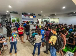 Crianças aguardando atendimento em unidade de saúde em Rio Branco Acre