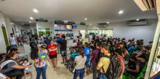 Crianças aguardando atendimento em unidade de saúde em Rio Branco Acre