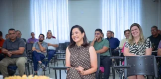 Estrutura do governo do Acre com tensão política interna e influência religiosa