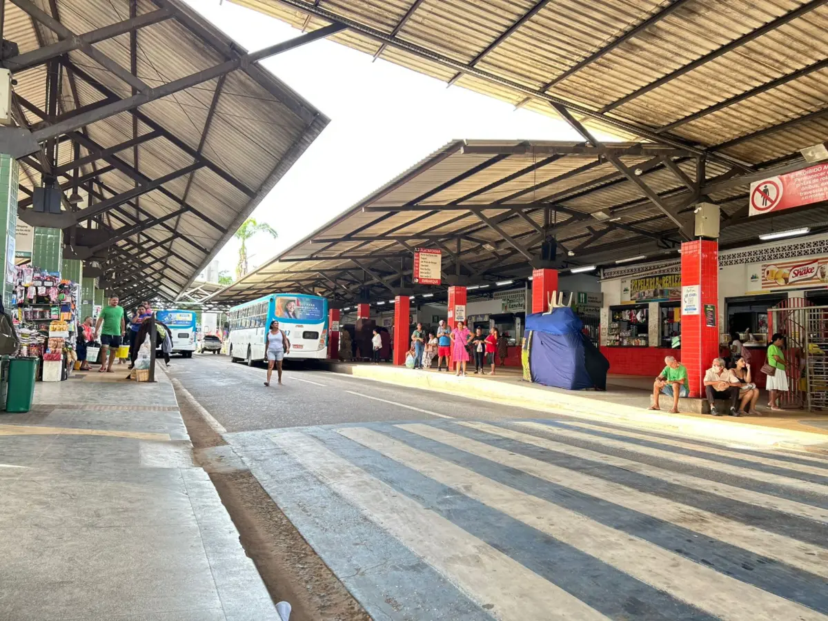 Ônibus parado no transporte público Rio Branco durante crise urbana