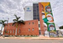 Saúde do Acre sem comando com hospital ao fundo em Rio Branco