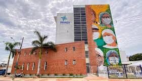 Saúde do Acre sem comando com hospital ao fundo em Rio Branco