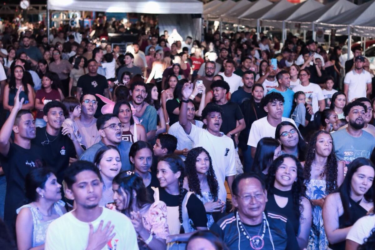 Público reunido no evento Fé na Missão no Calçadão da Gameleira Acre
