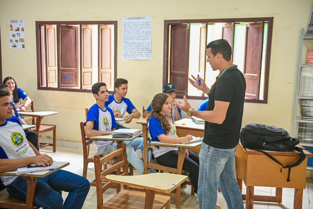 educação no Acre escolas ensino público alunos sala de aula desempenho baixo