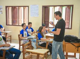 educação no Acre escolas ensino público alunos sala de aula desempenho baixo