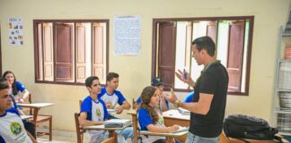 educação no Acre escolas ensino público alunos sala de aula desempenho baixo