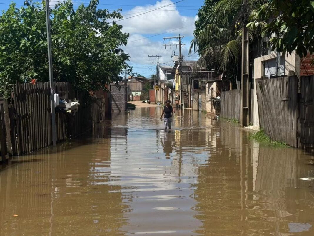 equipes da prefeitura atuando em áreas alagadas de Rio Branco