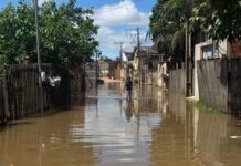 equipes da prefeitura atuando em áreas alagadas de Rio Branco