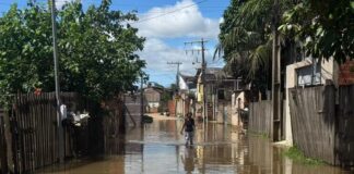 equipes da prefeitura atuando em áreas alagadas de Rio Branco