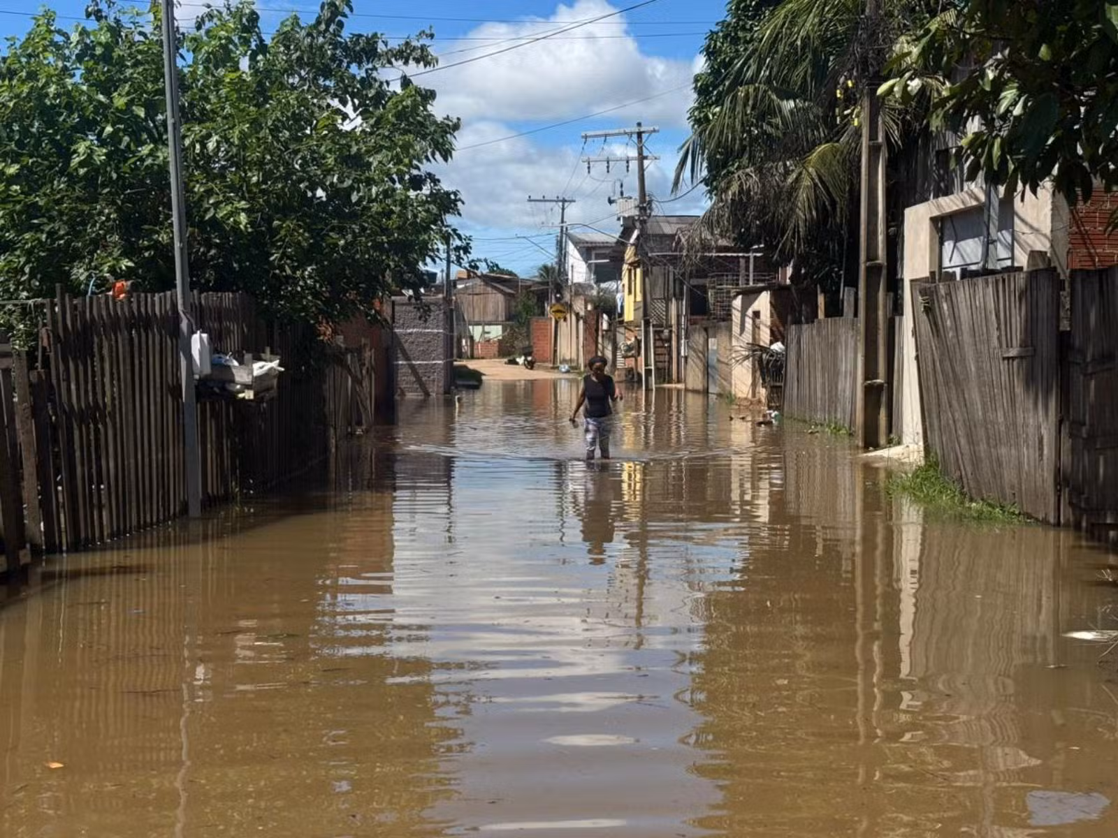 equipes da prefeitura atuando em áreas alagadas de Rio Branco