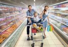 família fazendo compras com preços altos em supermercado no Acre