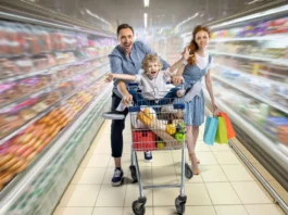 família fazendo compras com preços altos em supermercado no Acre