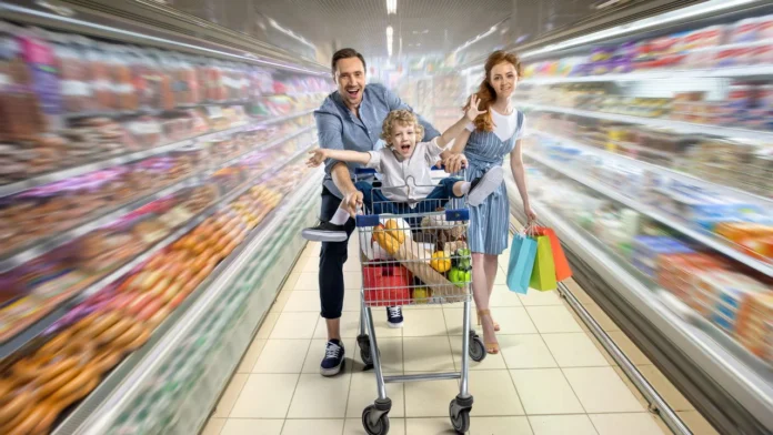 família fazendo compras com preços altos em supermercado no Acre