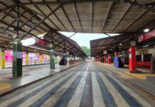 ônibus parados em terminal urbano durante paralisação do transporte público