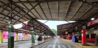 ônibus parados em terminal urbano durante paralisação do transporte público