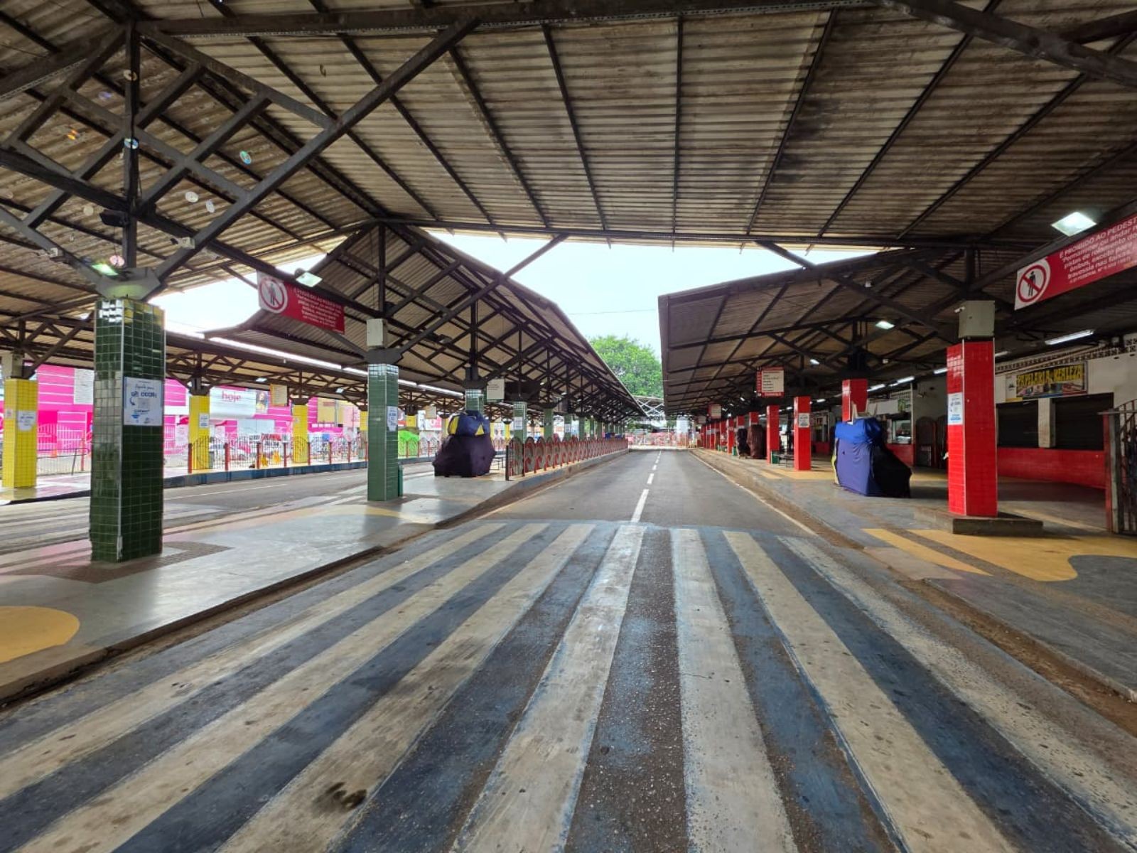 ônibus parados em terminal urbano durante paralisação do transporte público
