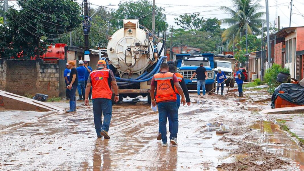 ruas alagadas em Rio Branco após chuva intensa no Acre