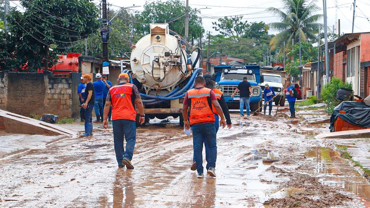 ruas alagadas em Rio Branco após chuva intensa no Acre