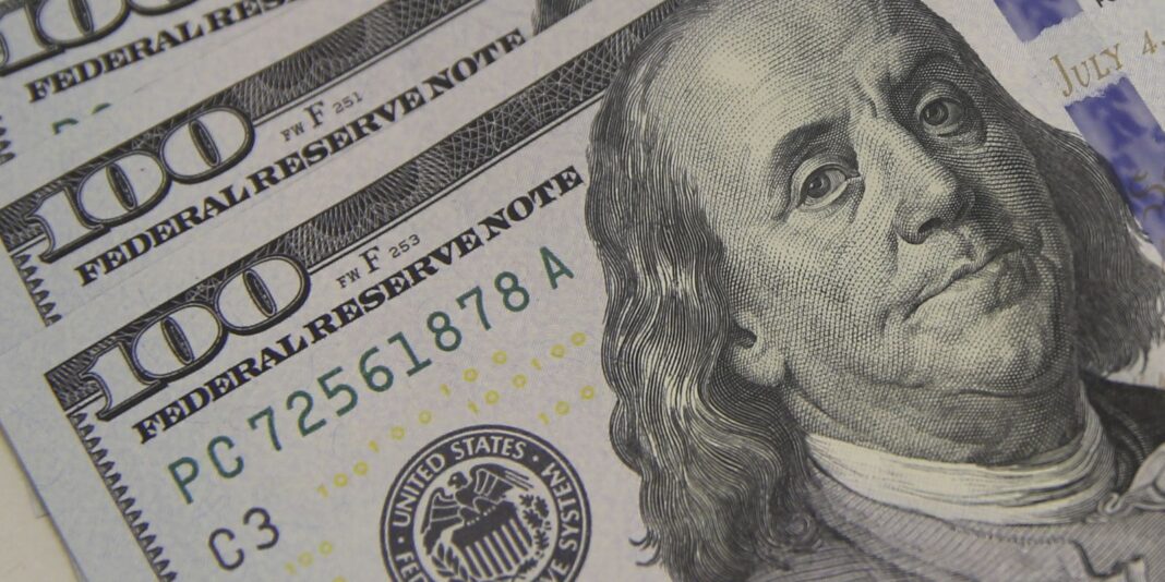 dolar-sobe-a-r$-5,06,-e-bolsa-cai-com-tensao-global-e-ruido-politico
