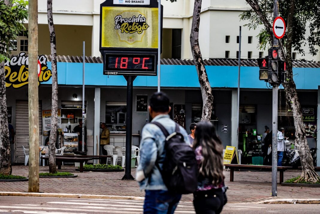 Céu amanhecendo frio em Rio Branco durante onda de ar polar no Acre