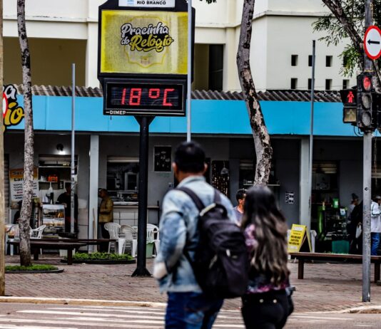 Céu amanhecendo frio em Rio Branco durante onda de ar polar no Acre