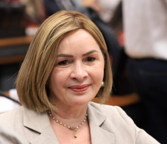 Deputada federal Socorro Neri durante pronunciamento sobre PEC da jornada de trabalho