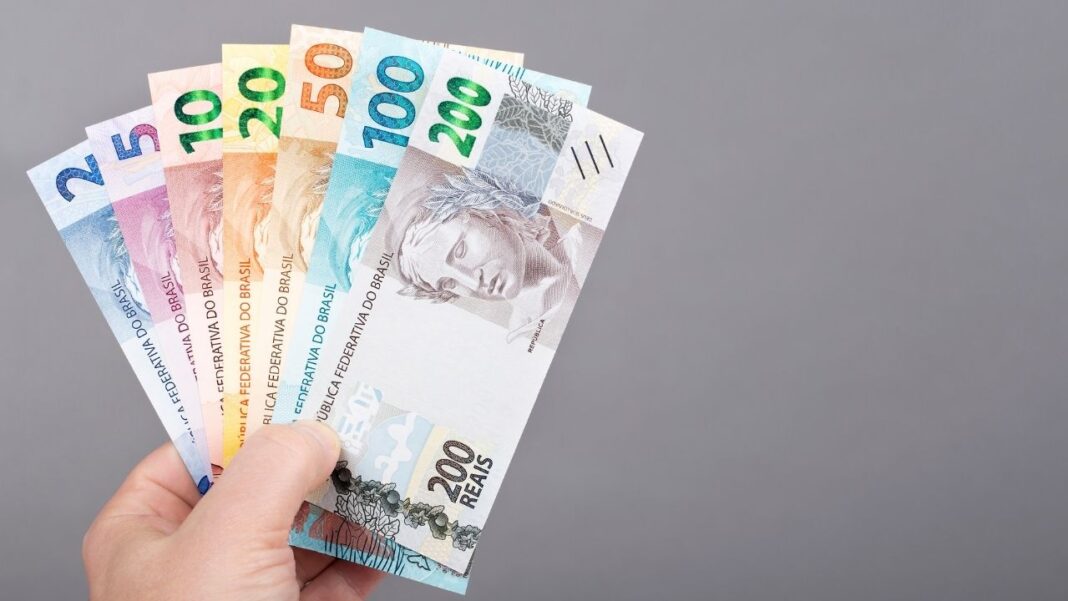 Família acreana analisando orçamento doméstico em contexto de renda da classe média