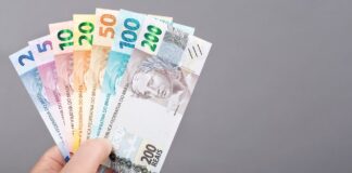 Família acreana analisando orçamento doméstico em contexto de renda da classe média