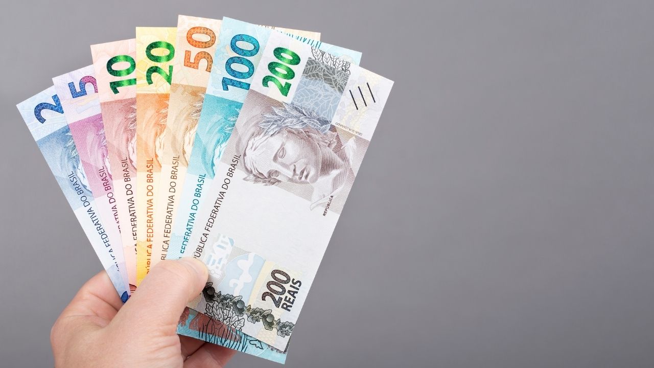 Família acreana analisando orçamento doméstico em contexto de renda da classe média