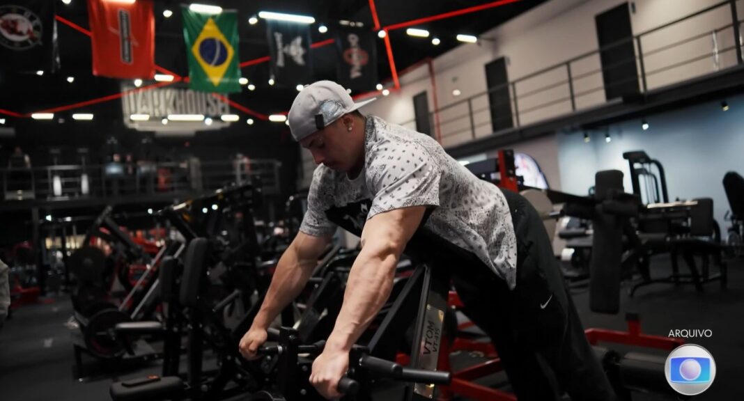 Homem treinando em academia diante de crescimento do uso de anabolizantes no Brasil
