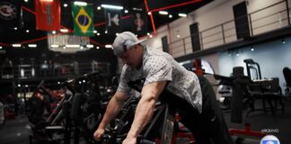 Homem treinando em academia diante de crescimento do uso de anabolizantes no Brasil