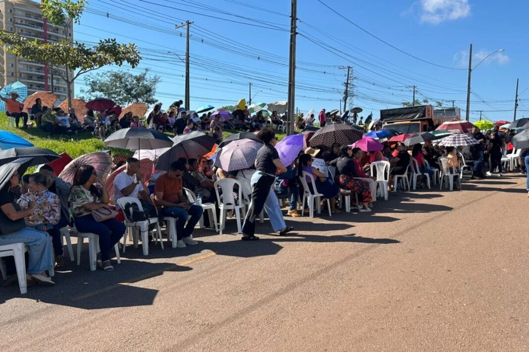 Professores e servidores da educação participam de manifestação em frente ao Tribunal de Justiça do Acre