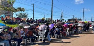 Professores e servidores da educação participam de manifestação em frente ao Tribunal de Justiça do Acre